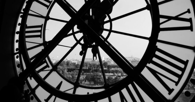 turn back the clock: Idiom Meaning and Origin